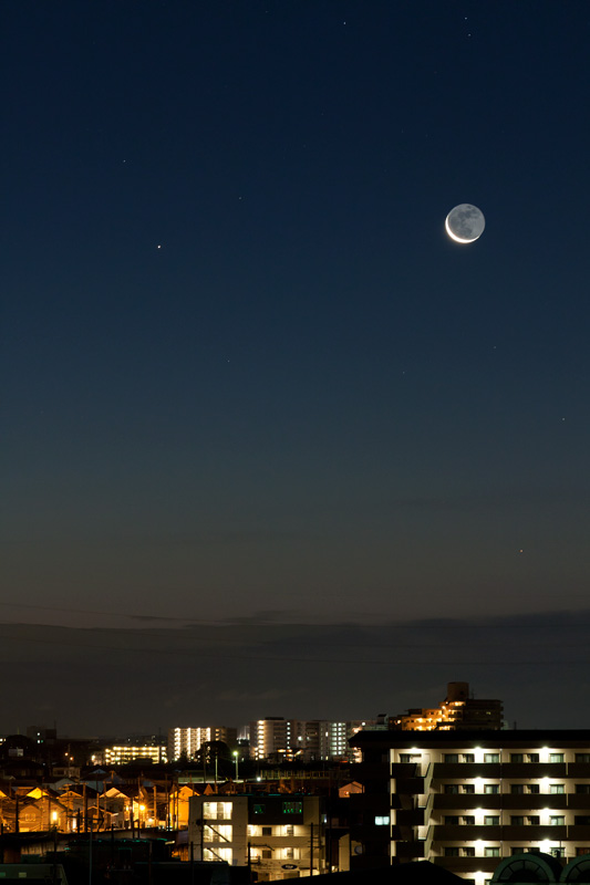 月齢27.6の細い月と西方最大離角の水星